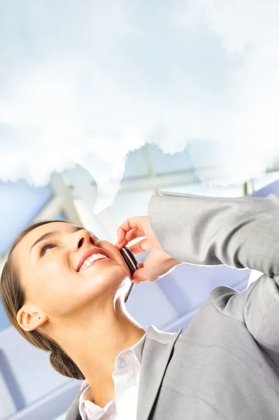 Porträt der schönen Geschäftsfrau am Telefon bei modernem Bau — Stockfoto