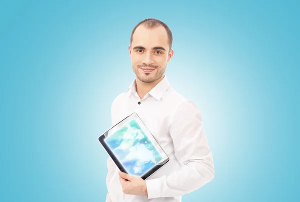 Mann zeigt lächelnd Tablet-Computer-Bildschirm auf blauem Digital-Backg — Stockfoto