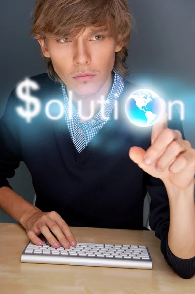 Бізнесмен, який працює зі своїм сучасним комп'ютером та віртуальним інтерфейсом — стокове фото