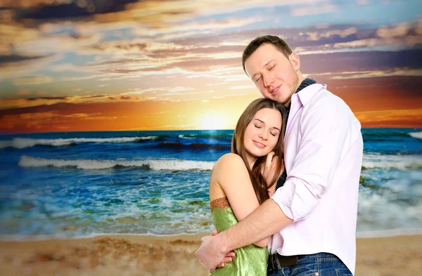 A szerelem felölelő strandon, és élvezi a fiatal pár portréja — Stock Fotó
