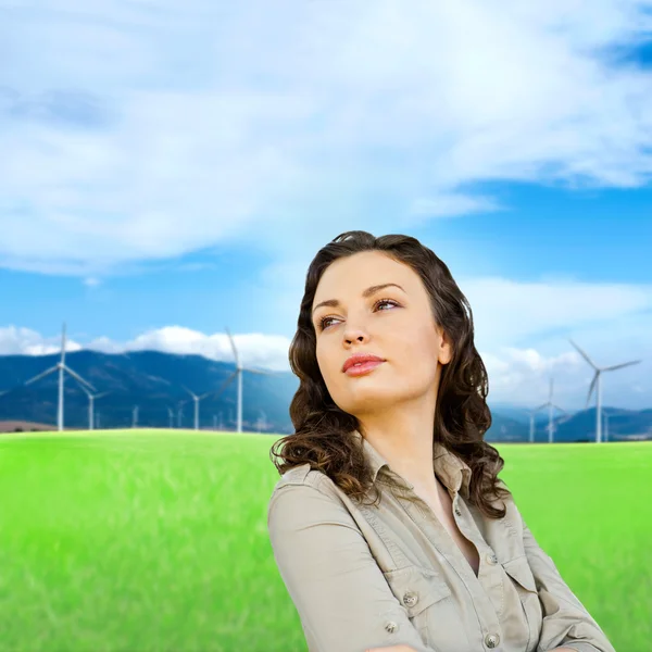 Pretty woman standing at beautiful countryside background. Natur — Stock Photo, Image