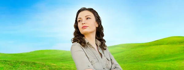 Mooie vrouw permanent bij mooie platteland achtergrond. Natur — Stockfoto
