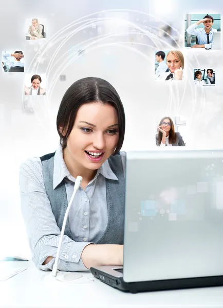 Business woman working with laptop at her office. Talking online — Stock Photo, Image