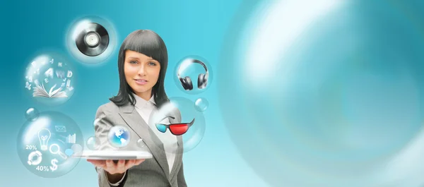 Ładny biznes kobieta komputer typu tablet i różnych obiektów lecą z ekranem dotykowym — Zdjęcie stockowe