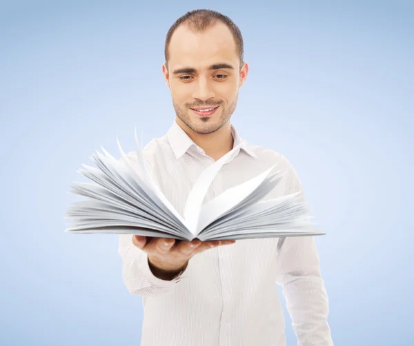 Hombre adulto sosteniendo un libro abierto y leyendo. Autoeducación de — Foto de Stock