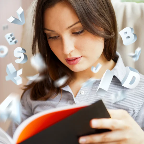 Mladá krásná žena čte knihu doma. vlastní vzdělávání — Stock fotografie