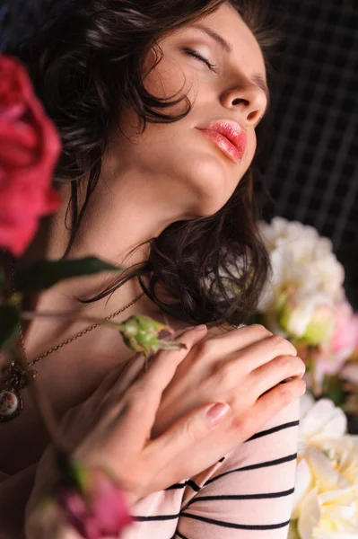 Πορτρέτο των νέων πανέμορφη γυναίκα με λουλούδια στο σκοτεινό δωμάτιο με — Φωτογραφία Αρχείου
