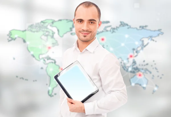 Hombre adulto sosteniendo tableta contra mapa del mundo y servidor p —  Fotos de Stock