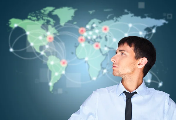 Ein Geschäftsmann nutzt das Internet. eine Landkarte der Erde mit gl — Stockfoto