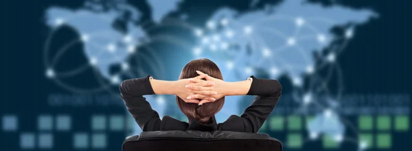 Attraktive brünette junge Frau im futuristischen Interface-Sitzen — Stockfoto