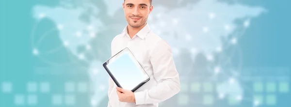 Erwachsener Mann hält Tablet-Computer gegen Weltkarte und Server — Stockfoto
