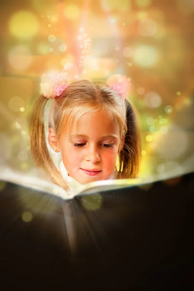 Obrázek inteligentního dítěte čtení zajímavé knihy v učebně — Stock fotografie