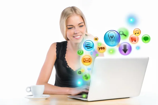 Jovem mulher usando seu laptop para multimídia e site de surf. Di — Fotografia de Stock