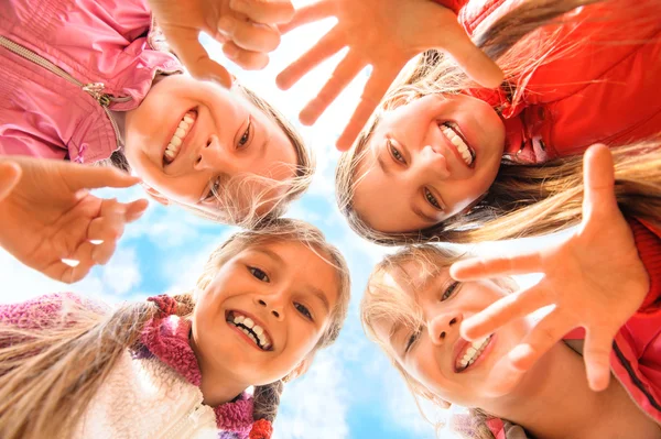 Счастливые дети веселятся вместе — стоковое фото