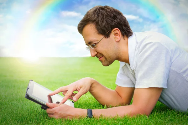 Взрослый мужчина работает с планшетным компьютером на открытом воздухе в парке — стоковое фото