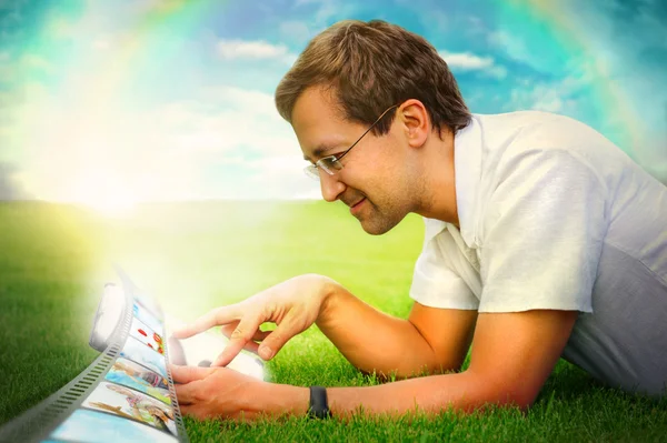 Adult man watching video outdoors using his tablet computer — Stock Photo, Image