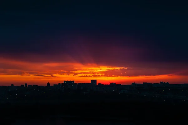 Abstracte stad silhouet tegen dramatische hemel — Stockfoto
