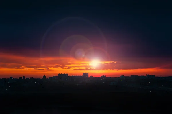 Dramatische uitzicht over de stad 's nachts. Novosibirsk, Rusland — Stockfoto