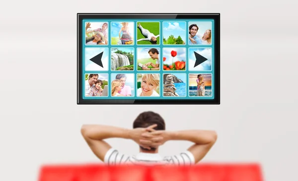 テレビを見ている男。後ろからの写真。sc で編集可能な copyspace — ストック写真