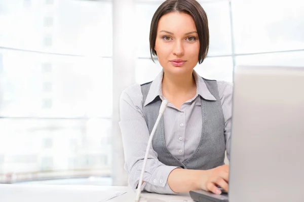 Επιχείρηση γυναίκα που εργάζεται με το φορητό υπολογιστή στο γραφείο της. μιλήσει σε απευθείας σύνδεση — Φωτογραφία Αρχείου