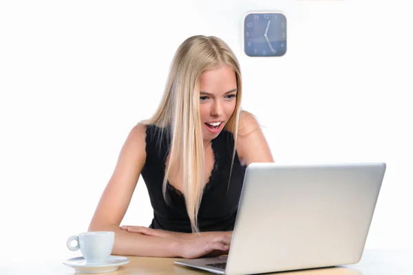 Fiatal, mosolygós nő használ a laptop otthon — Stock Fotó