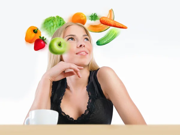 Joven mujer hermosa con verduras, bayas y frutas volando alrededor de su cabeza — Foto de Stock