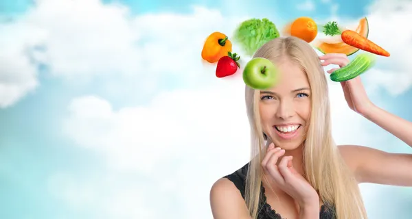 野菜、果実、彼女の頭の周りを飛んで果物を持つ若い美しい女性 — ストック写真