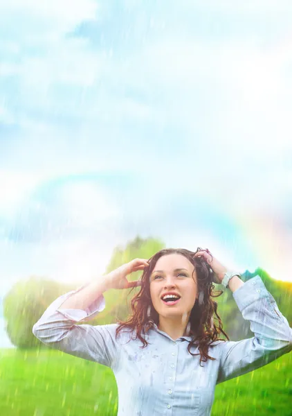 Mujer joven al aire libre bajo la lluvia contra hermosos paisajes — Foto de Stock