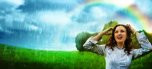 Młoda kobieta pod burza deszcz. ona jest szczęśliwy i na mokro — Zdjęcie stockowe