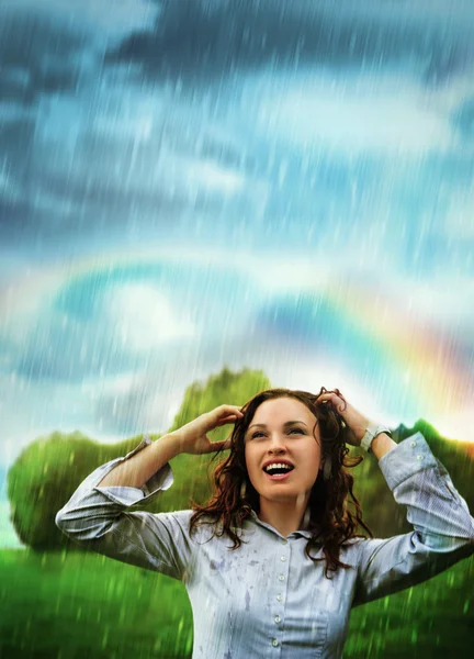 Jovem sob chuva de tempestade. Ela está feliz e molhada — Fotografia de Stock