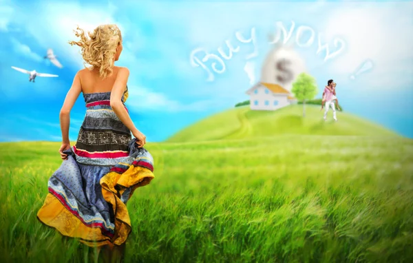 Junge Frau rennt über Feld zu Haus und Familie ihres Traums — Stockfoto