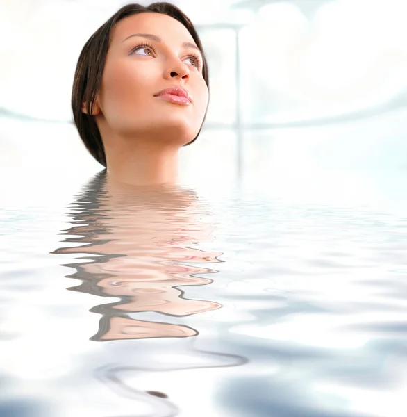 Hübsche junge Frau mit wunderschönem frischem Make-up im Wasser stehend — Stockfoto