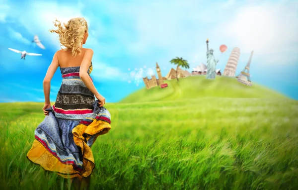 Молодая женщина бежит к всемирно известным зданиям через поле . — стоковое фото