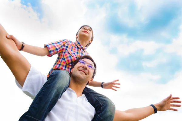 Retrato de padre sonriente dando a su hijo paseo a cuestas al aire libre —  Fotos de Stock