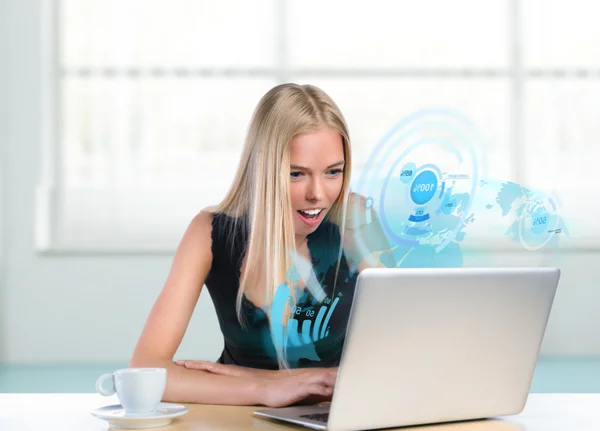 Ung kvinna som arbetar med virtuella gränssnitt — Stockfoto