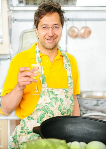 Bel homme mûr cuisine à sa cuisine . — Photo