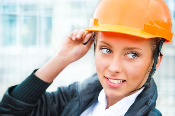 Jeune architecte-femme portant un casque de protection debout sur le th — Photo
