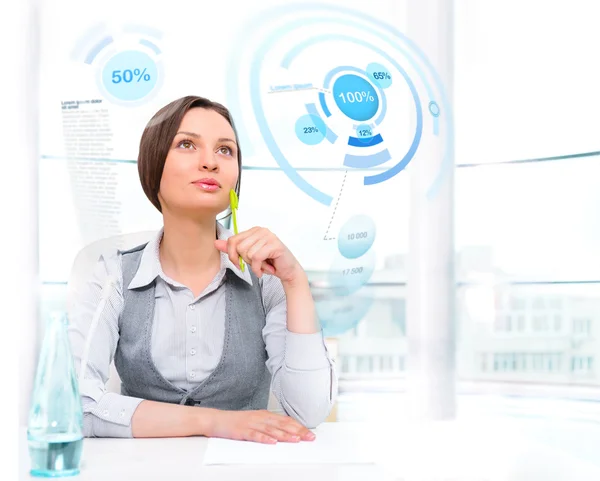 Affärskvinna som arbetar med högteknologiska typ av modernt gränssnitt på — Stockfoto