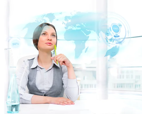 Geschäftsfrau blickt auf eine Weltkarte der Hightech-Art auf einer Tugend — Stockfoto