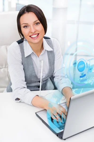 Jovem mulher trabalhando com interface virtual — Fotografia de Stock