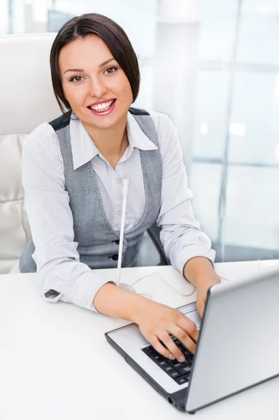 Una bonita mujer de negocios sonriente con micrófono. Ella es vendedora. — Foto de Stock