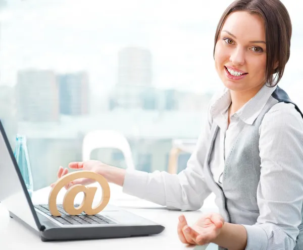 Προσωπογραφία γυναίκας επιχειρήσεων χαρούμενος κάθεται στο γραφείο και sm — Φωτογραφία Αρχείου