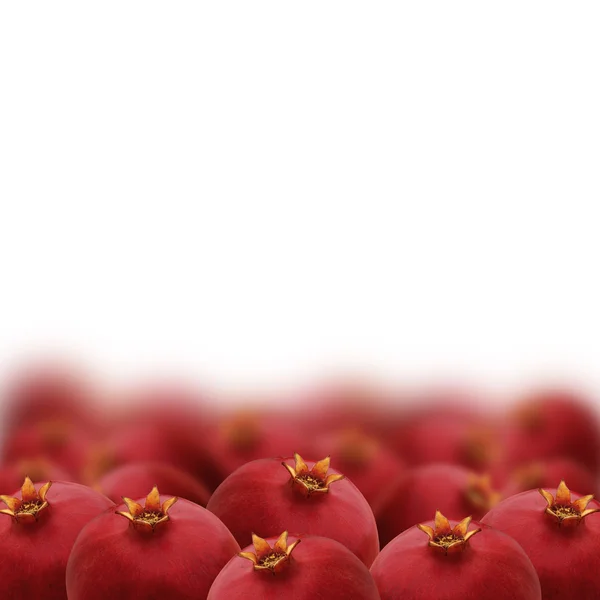 Leuchtend rote Granatäpfel isoliert auf weißem Hintergrund — Stockfoto