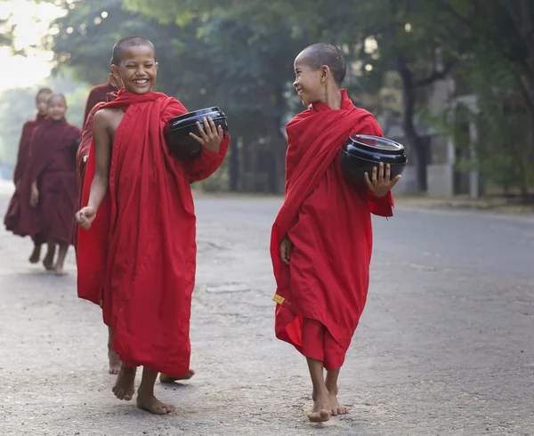 Chlapec mnichů v Barmě — Stock fotografie