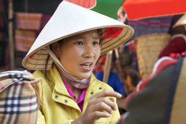 Вьетнамская женщина на рынке — стоковое фото
