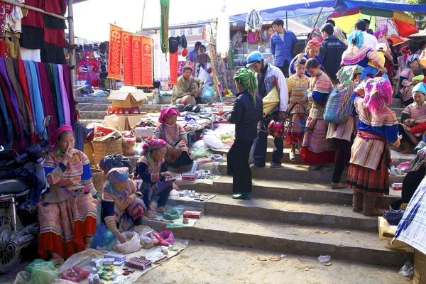 Vietnamesiska flower hmong etnisk minoritet — Stockfoto