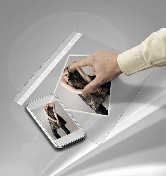 Primer plano de la pantalla táctil de mano en la tableta futurista —  Fotos de Stock