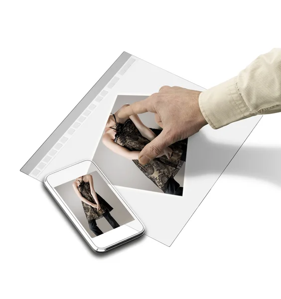 Крупный план экрана касания рук на футуристическом планшете — стоковое фото