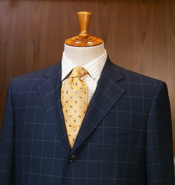 Close-up shot van business man in pak een mannequin — Stockfoto