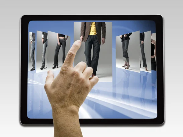 Holding en leeg scherm op digitale tablet met kopie aan te wijzen — Stockfoto